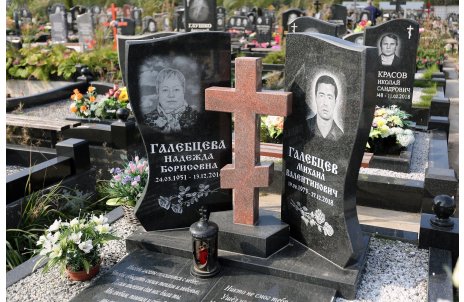 Классический двойной памятник с крестом между стелами в форме волн