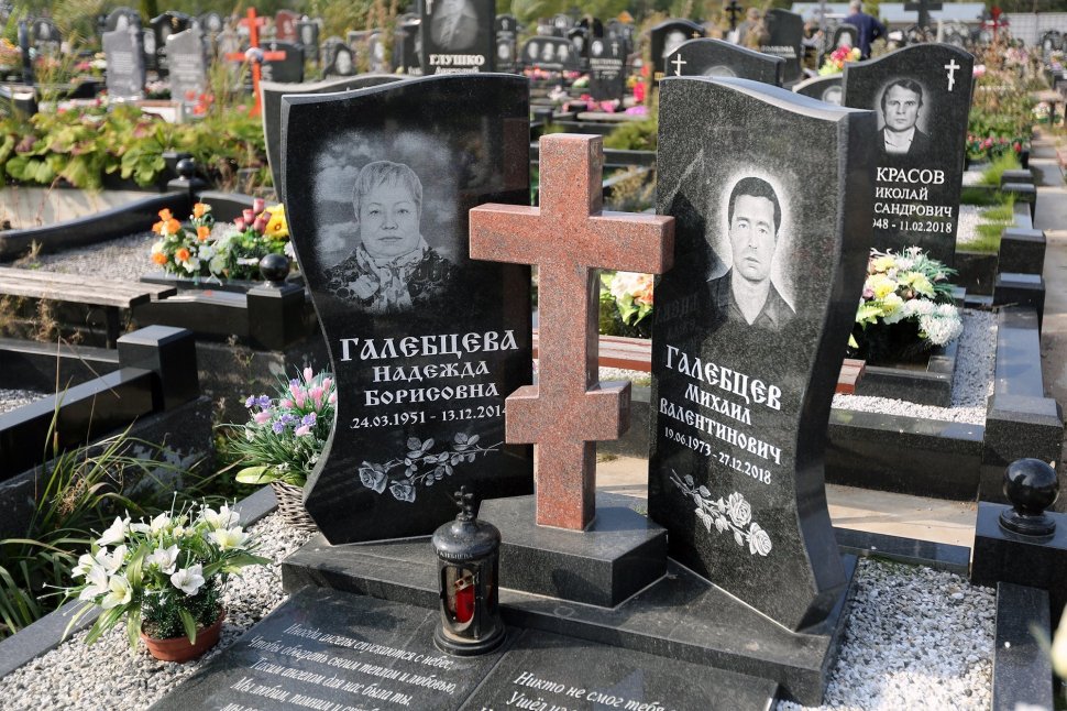 Классический двойной памятник с крестом между стелами в форме волн