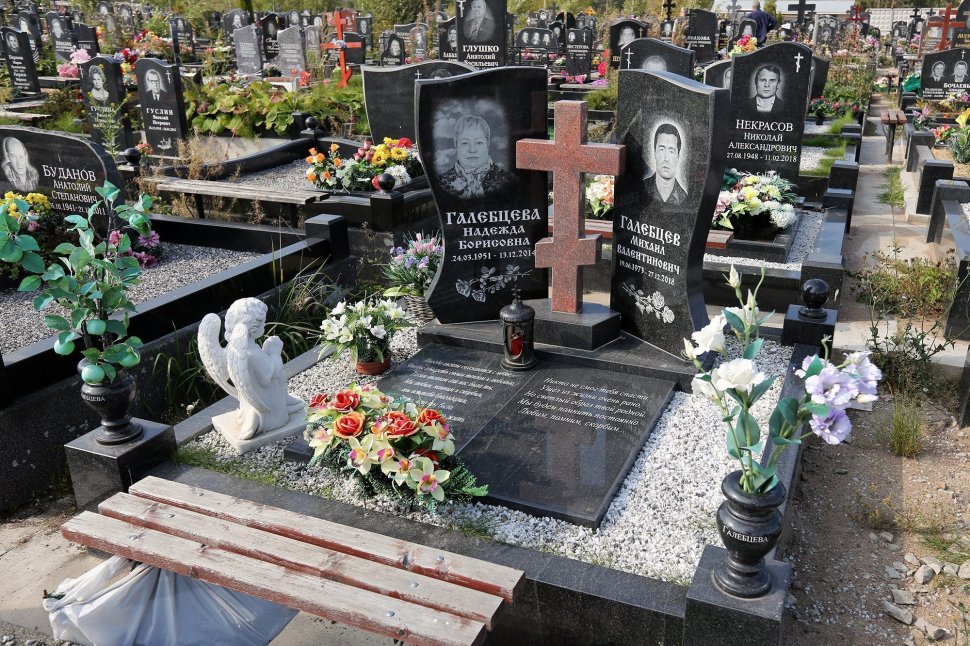 Классический двойной памятник с крестом между стелами в форме волн