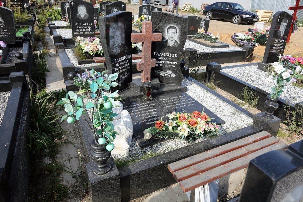 Классический двойной памятник с крестом между стелами в форме волн