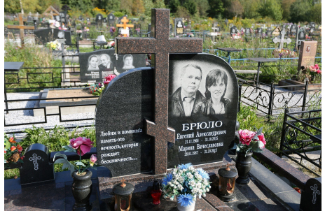 Семейный памятник из двух видов гранита с объемным крестом