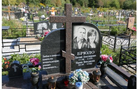 Семейный памятник из двух видов гранита с объемным крестом