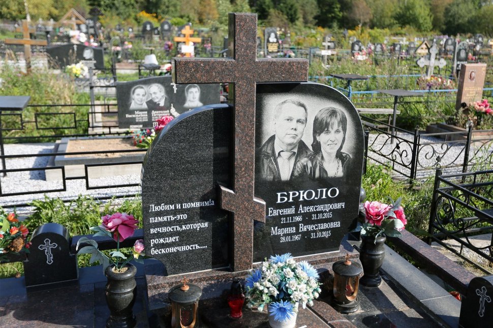 Семейный памятник из двух видов гранита с объемным крестом