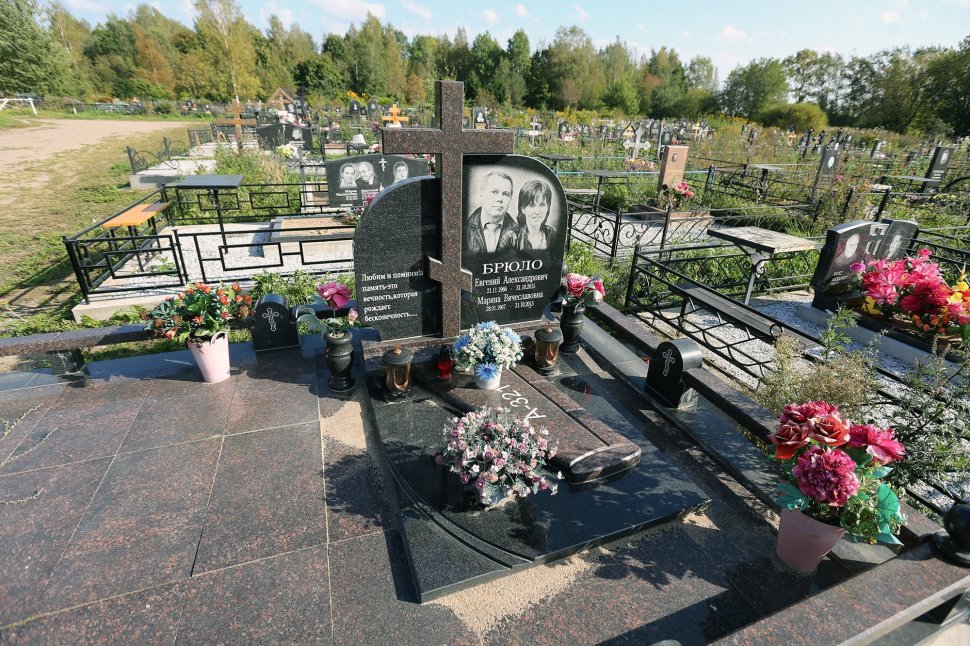 Семейный памятник из двух видов гранита с объемным крестом