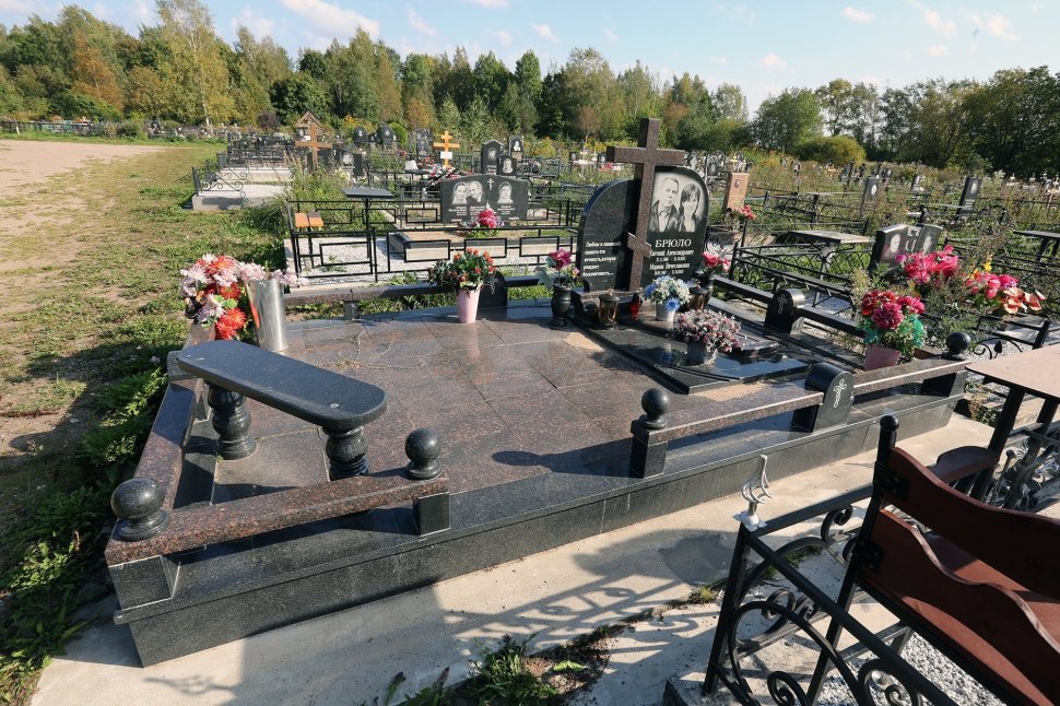 Семейный памятник из двух видов гранита с объемным крестом