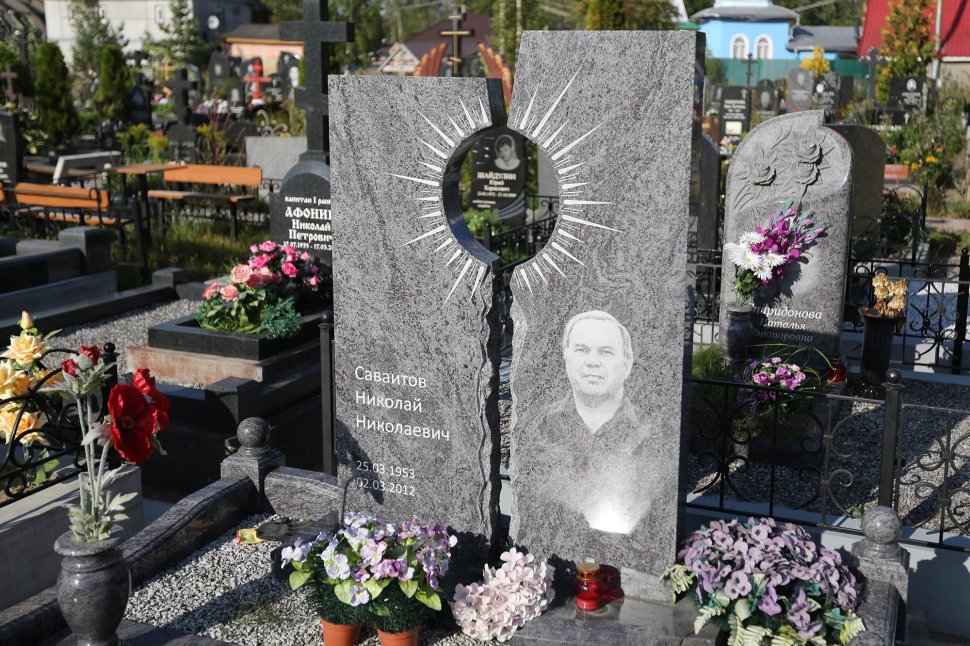 Двойной памятник из серого гранита с изображением солнца