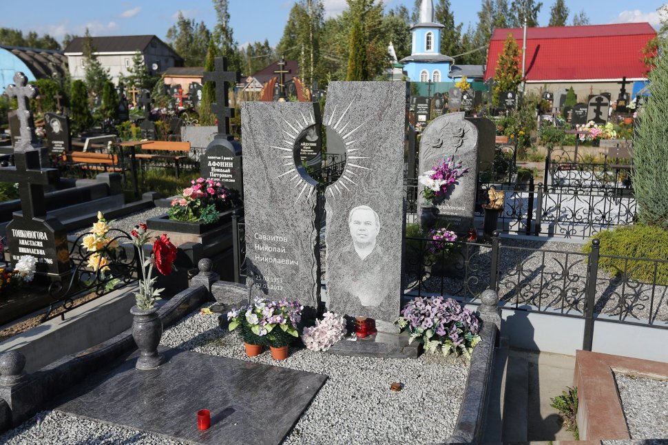 Двойной памятник из серого гранита с изображением солнца