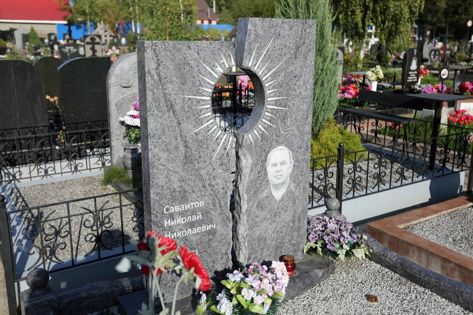 Двойной памятник из серого гранита с изображением солнца