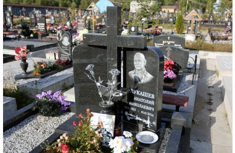 Двойной памятник из чёрного гранита с объемным крестом и коваными розами