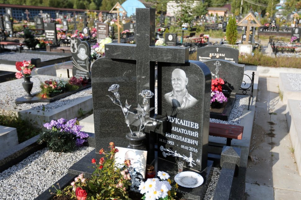 Двойной памятник из чёрного гранита с объемным крестом и коваными розами