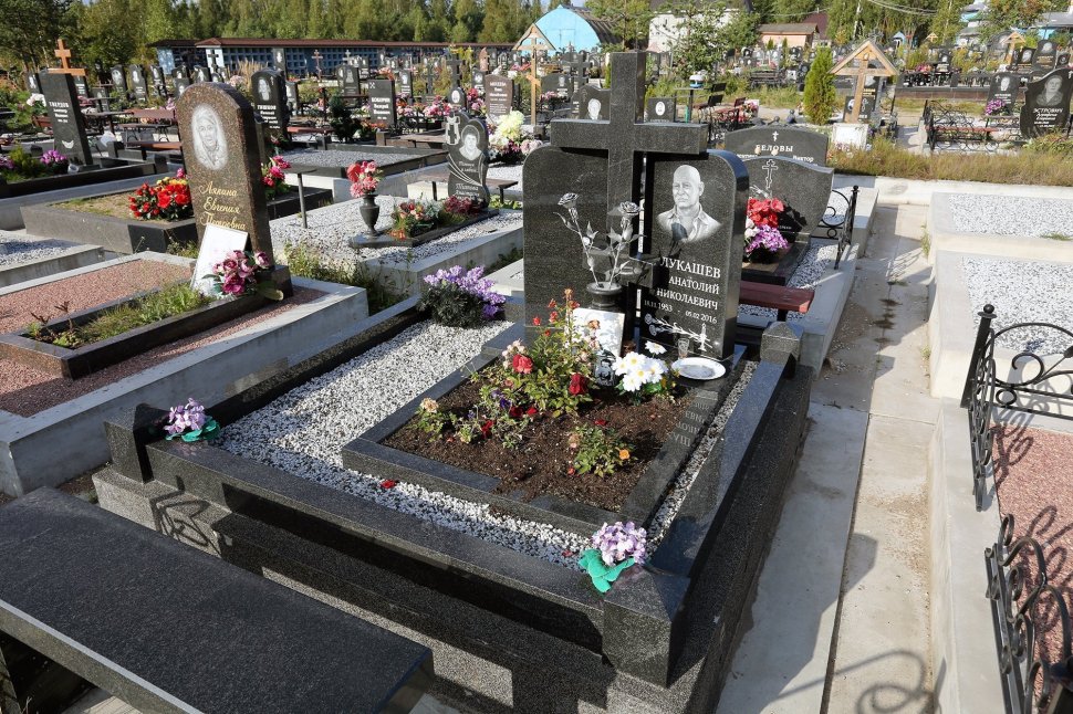 Двойной памятник из чёрного гранита с объемным крестом и коваными розами