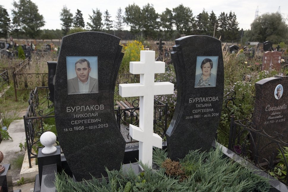 Памятник из двух половинок, разделённых мраморным крестом