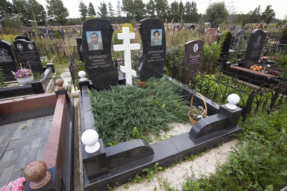 Памятник из двух половинок, разделённых мраморным крестом