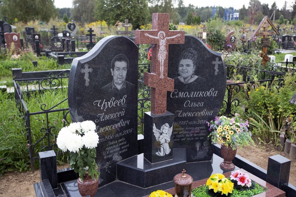 Двойной памятник с объемным крестом на постаменте