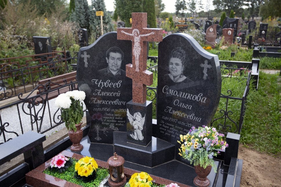 Двойной памятник с объемным крестом на постаменте