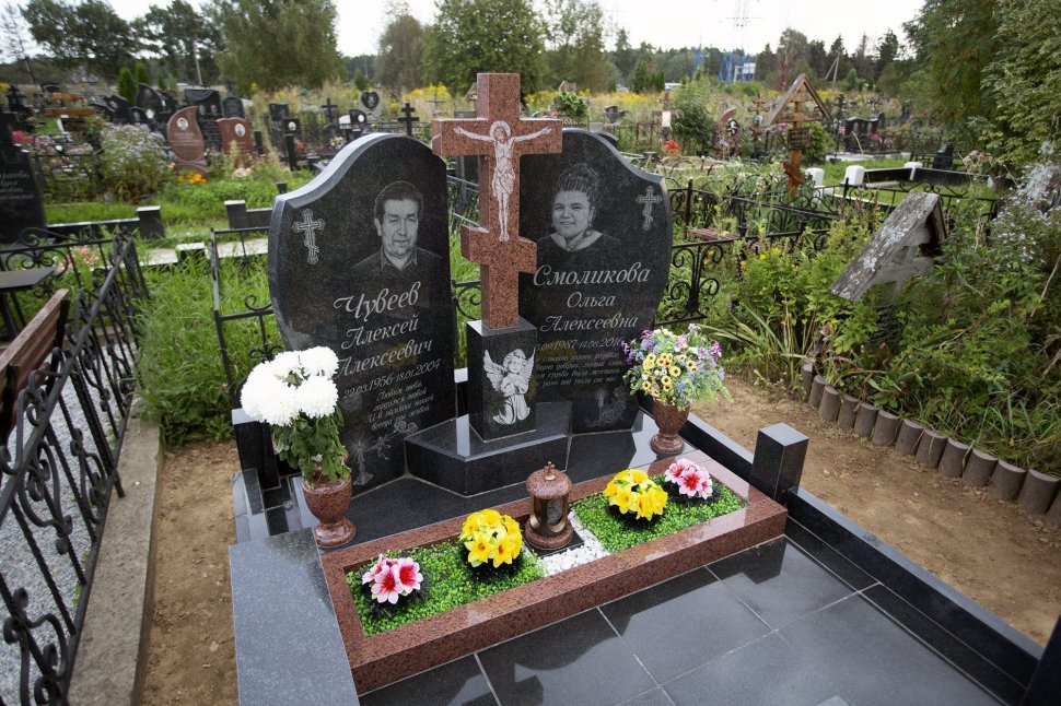 Двойной памятник с объемным крестом на постаменте