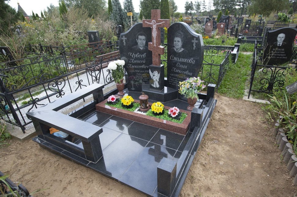 Двойной памятник с объемным крестом на постаменте