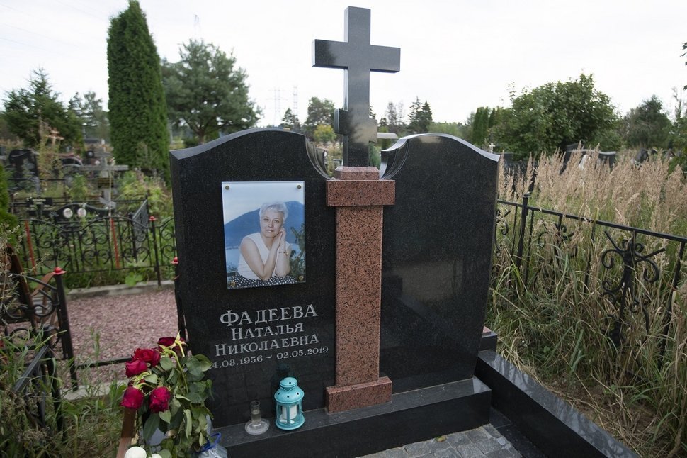 Памятник из двух частей, соединённых колонной с крестом