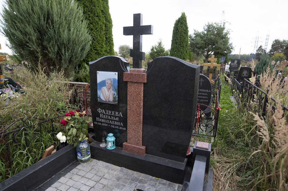 Памятник из двух частей, соединённых колонной с крестом