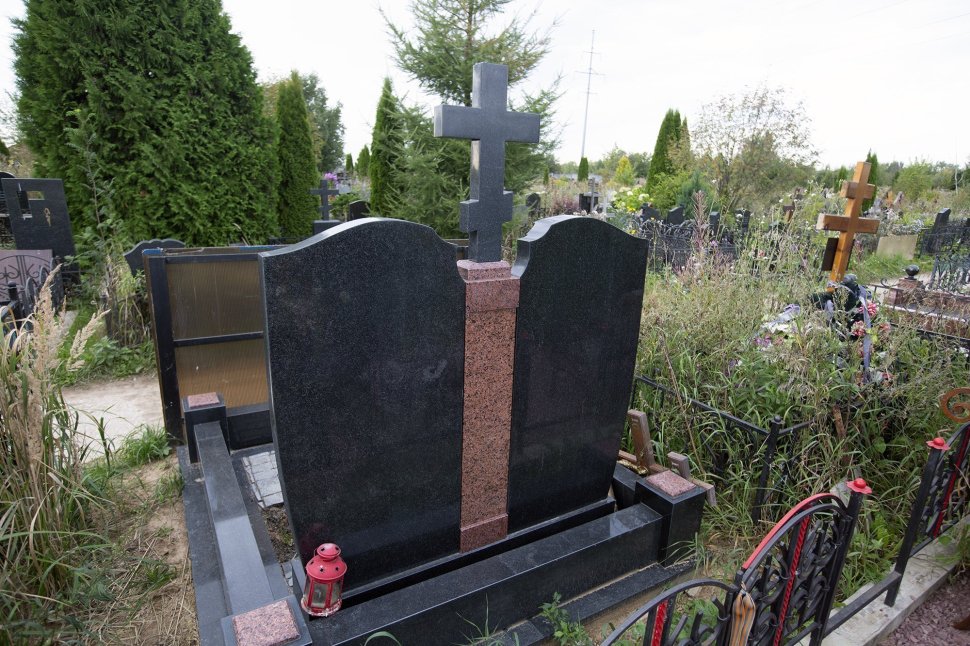 Памятник из двух частей, соединённых колонной с крестом