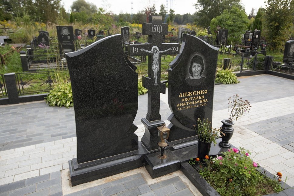 Классический памятник из двух частей, объединённых объемным крестом