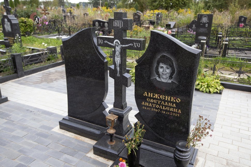 Классический памятник из двух частей, объединённых объемным крестом