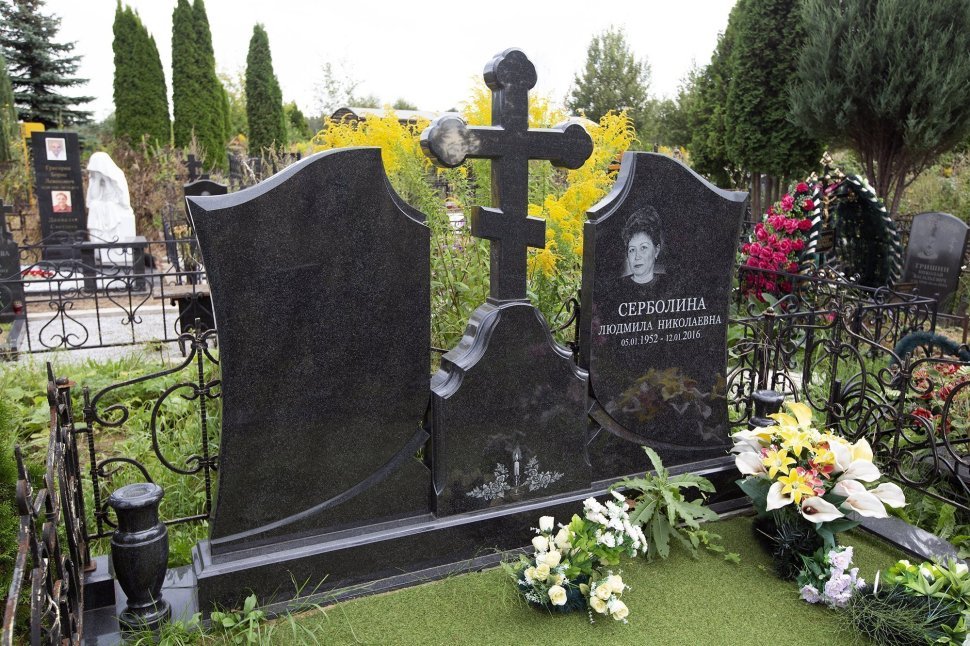 Двойной памятник с центральным крестом на небольшом постаменте