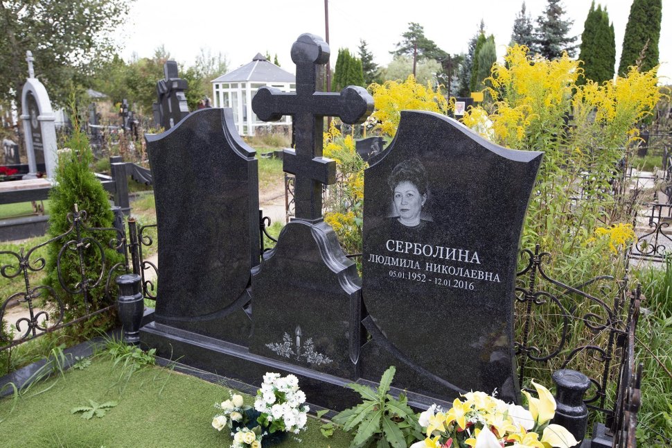 Двойной памятник с центральным крестом на небольшом постаменте