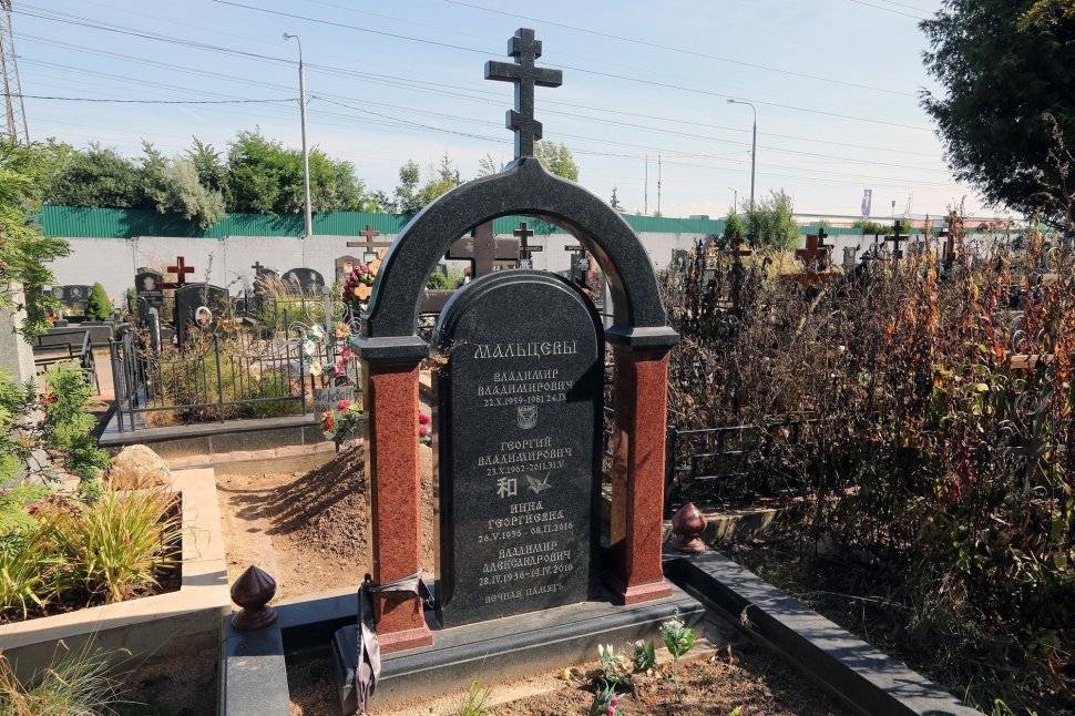 Вертикальный семейный памятник в форме часовни