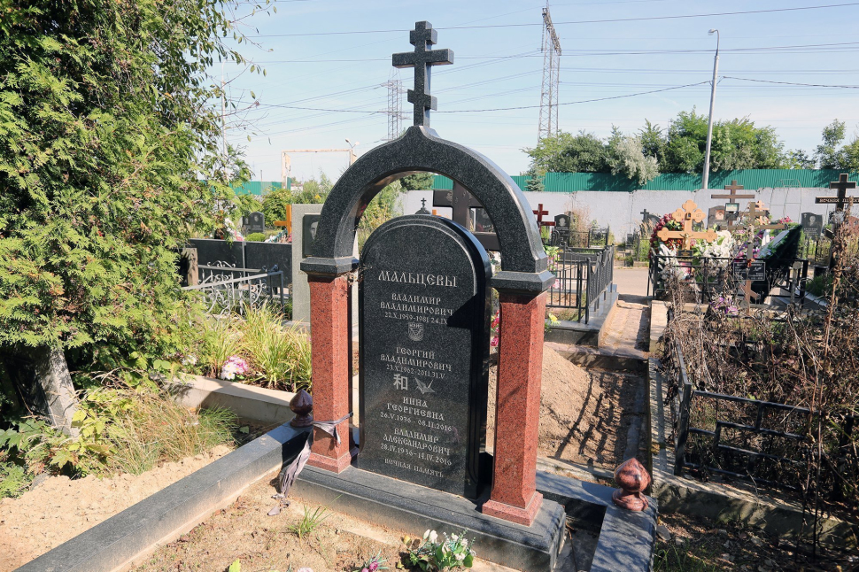 Вертикальный семейный памятник в форме часовни
