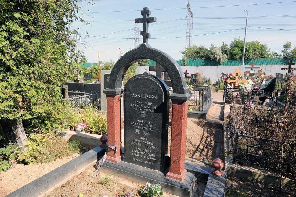 Вертикальный семейный памятник в форме часовни