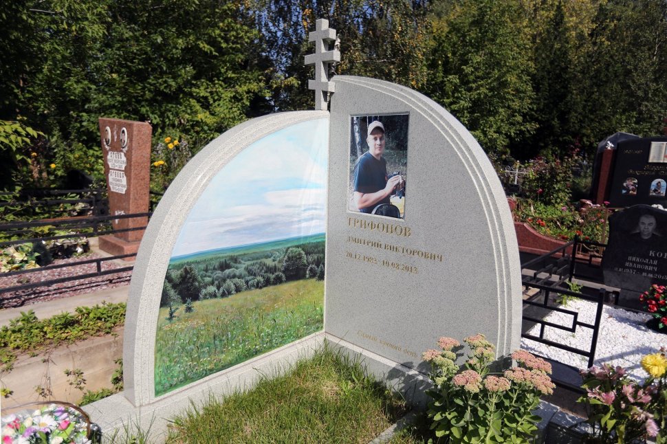 Угловой памятник из белого гранита с пейзажем