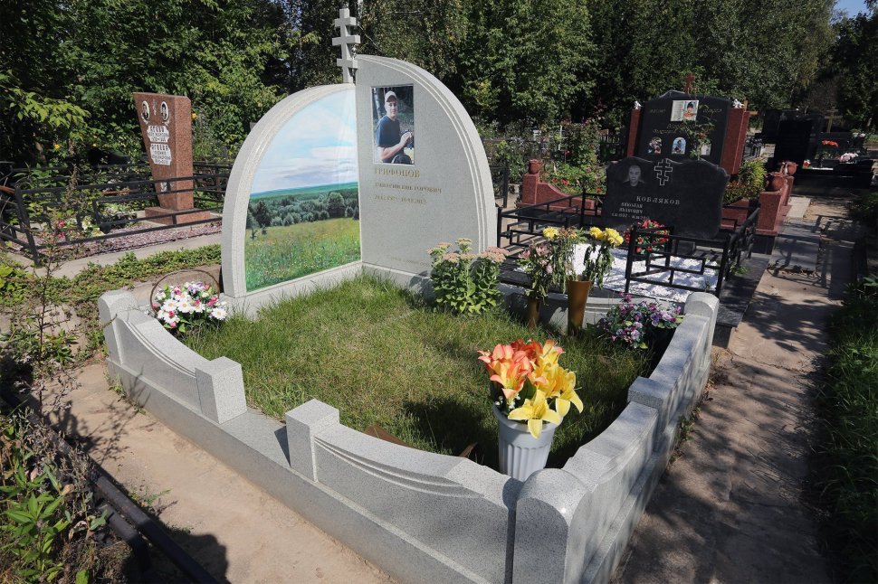 Угловой памятник из белого гранита с пейзажем