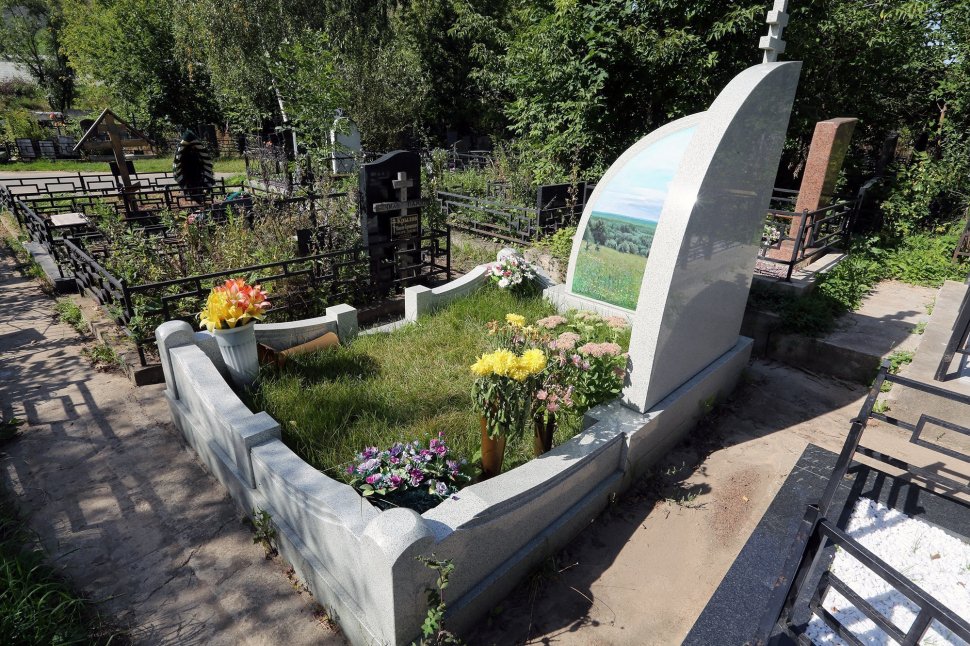 Угловой памятник из белого гранита с пейзажем