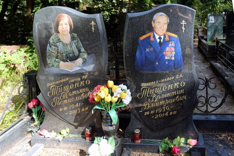 Двойной памятник с цветными портретами