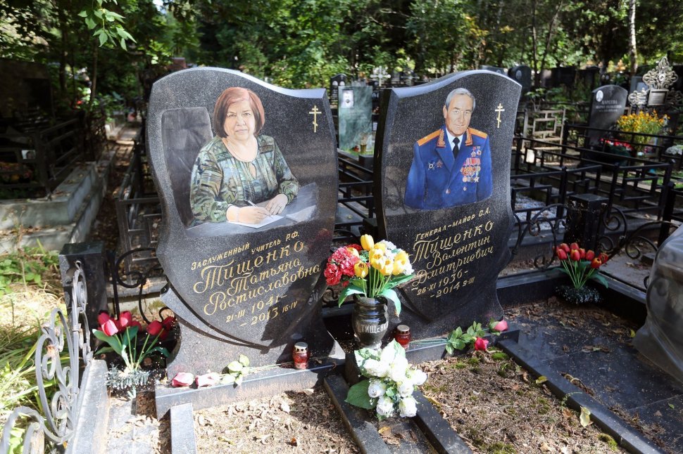 Двойной памятник с цветными портретами