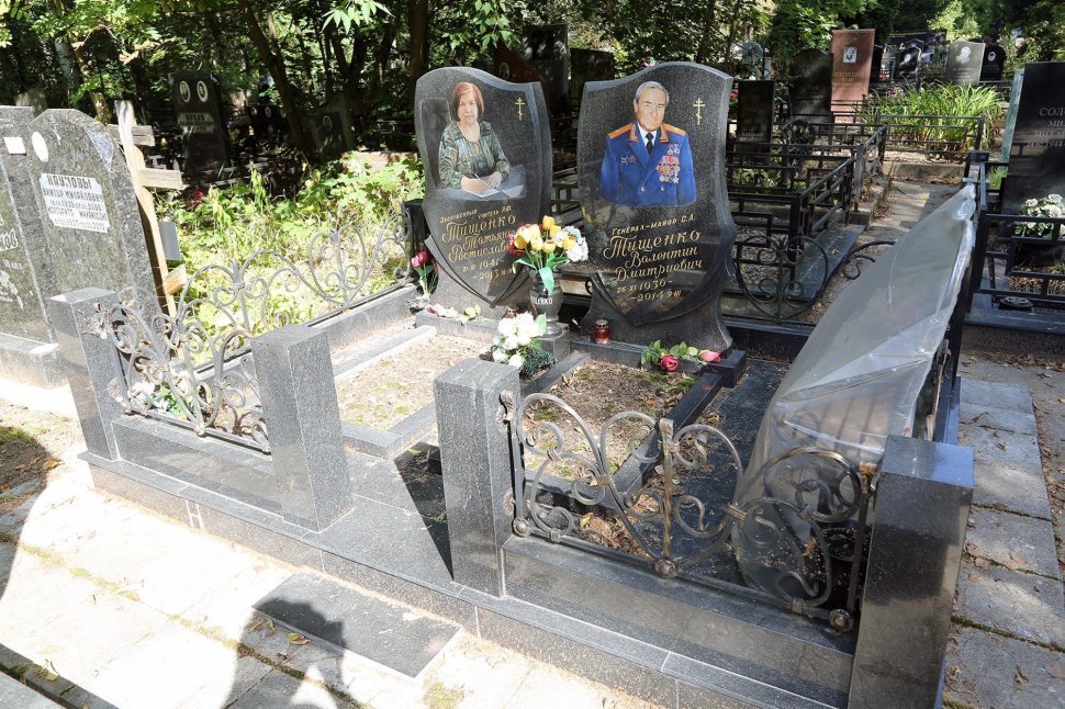 Двойной памятник с цветными портретами