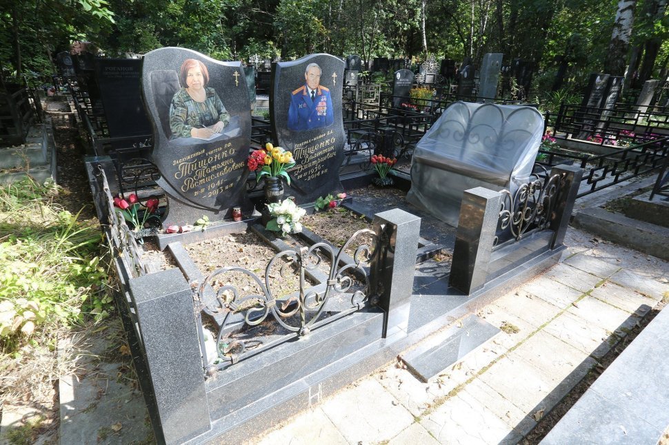 Двойной памятник с цветными портретами