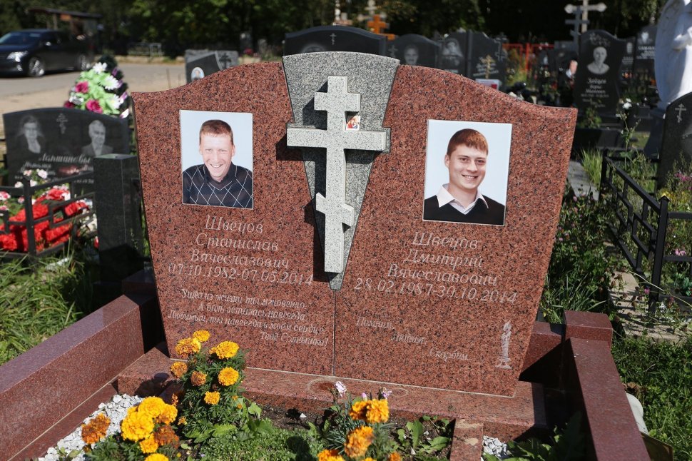 Горизонтальный памятник из красного гранита с рельефным крестом