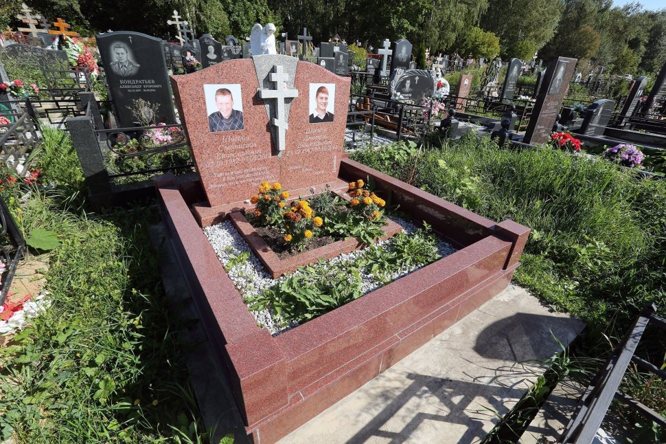 Горизонтальный памятник из красного гранита с рельефным крестом