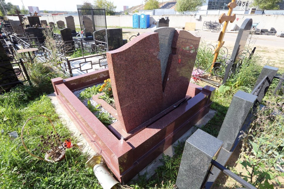 Горизонтальный памятник из красного гранита с рельефным крестом