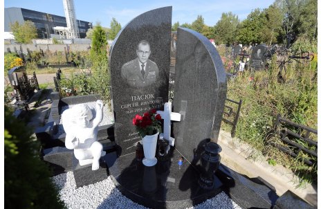 Двойной памятник с мраморным крестиком и ангелочком из искусственного мрамора