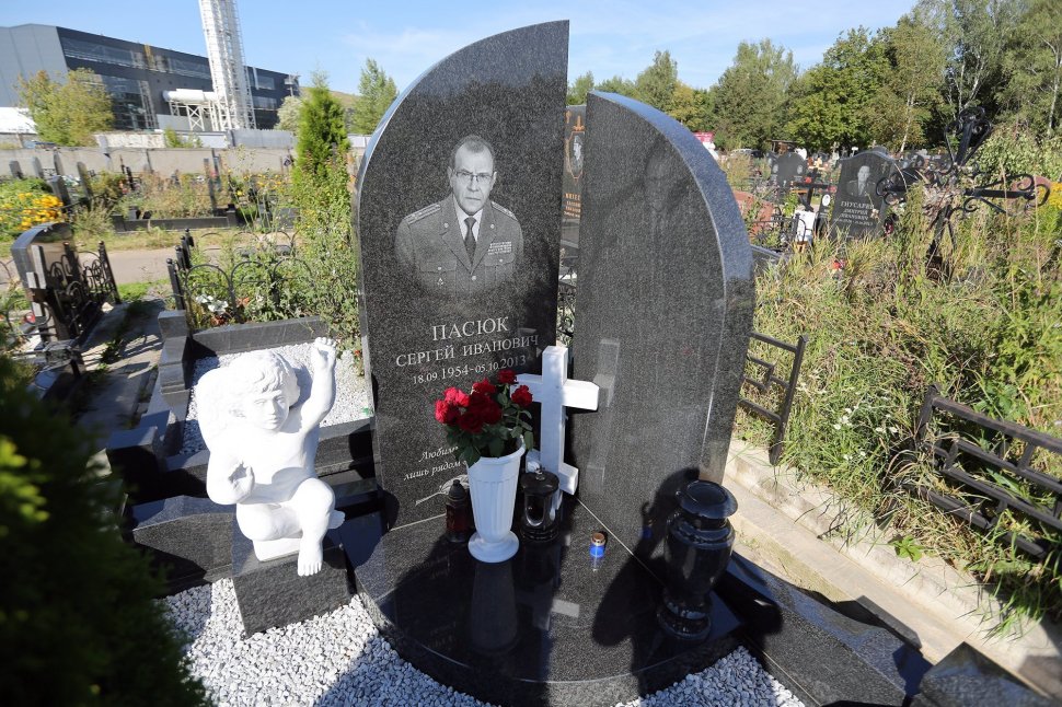 Двойной памятник с мраморным крестиком и ангелочком из искусственного мрамора