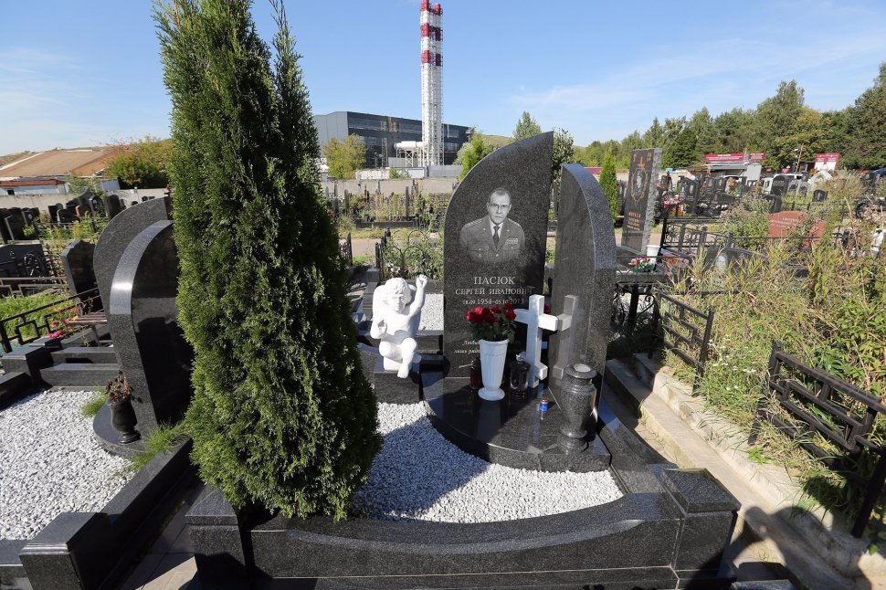 Двойной памятник с мраморным крестиком и ангелочком из искусственного мрамора