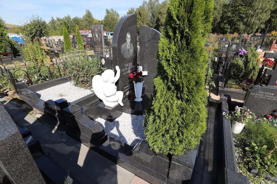 Двойной памятник с мраморным крестиком и ангелочком из искусственного мрамора