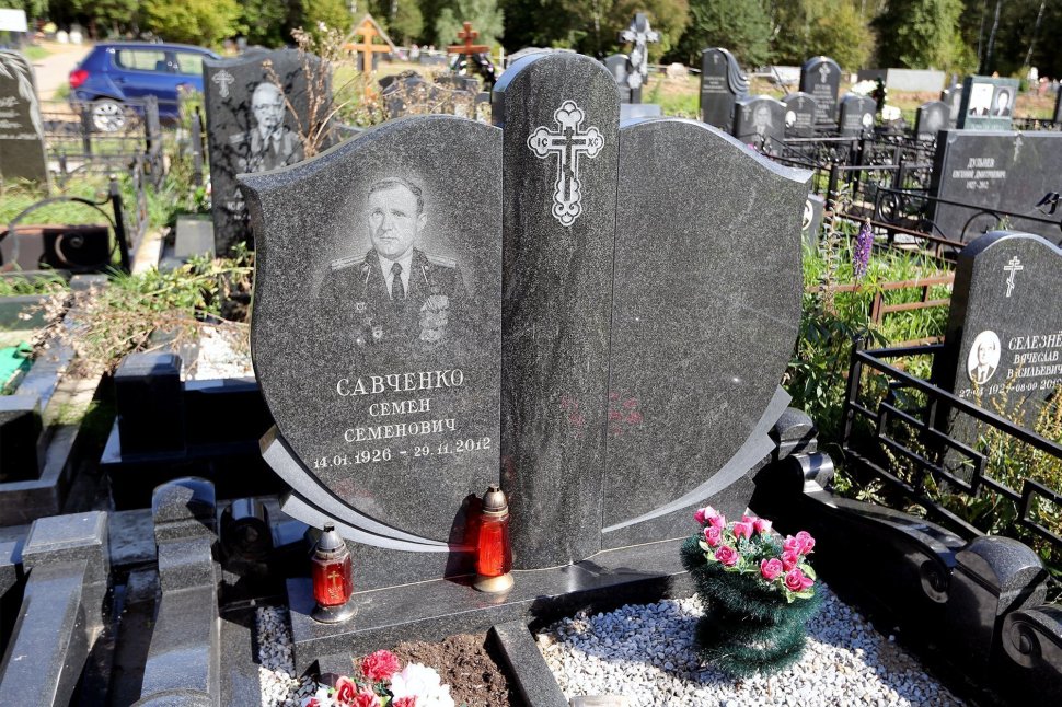 Традиционный памятник из двух половинок, объединённых скруглённой колонной с крестиком