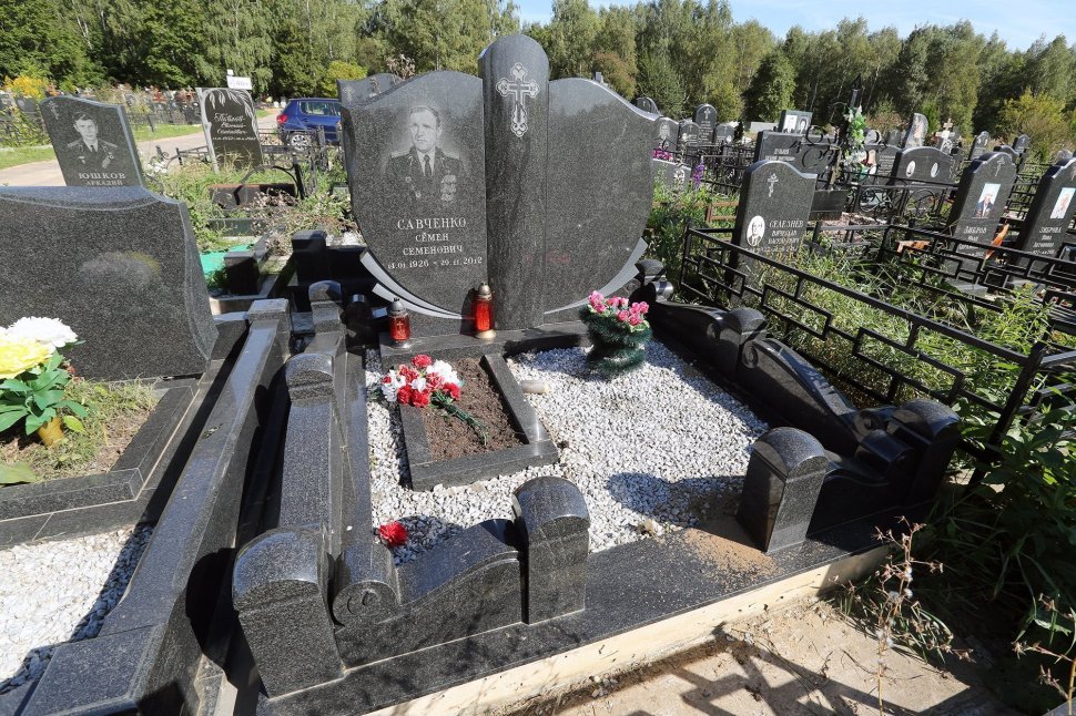 Традиционный памятник из двух половинок, объединённых скруглённой колонной с крестиком