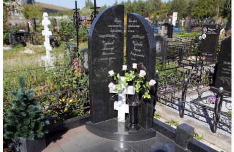 Двойной угловой памятник с крестиком из белого мрамора