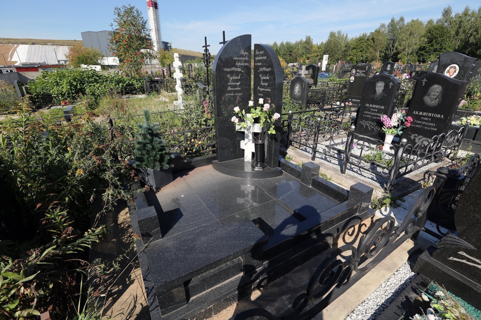 Двойной угловой памятник с крестиком из белого мрамора