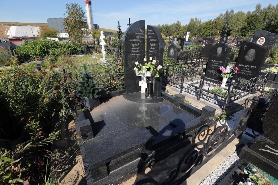 Двойной угловой памятник с крестиком из белого мрамора